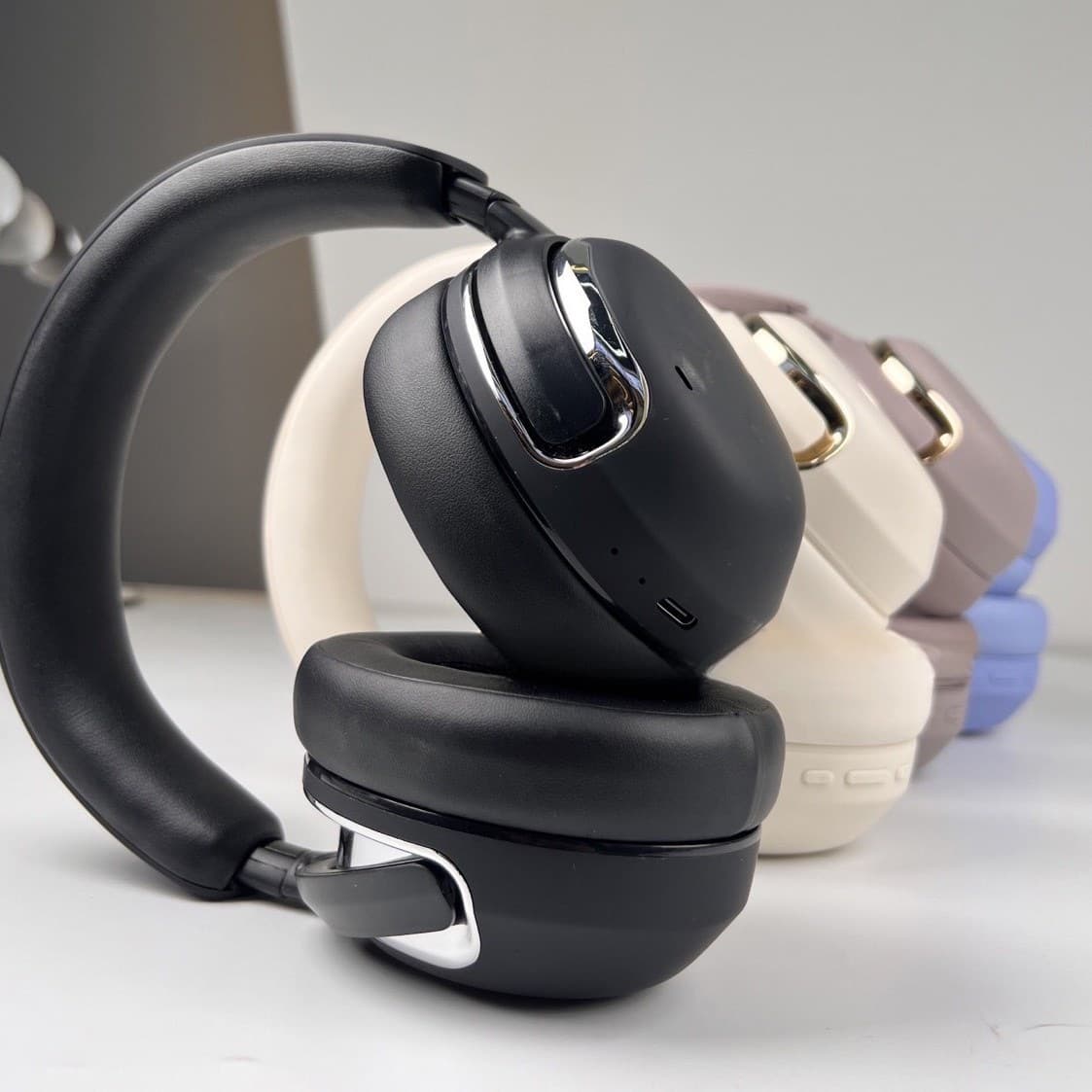 Fone de Ouvido Over-Ear Sem Fio com Cancelamento Ativo de Ruído e Microfone